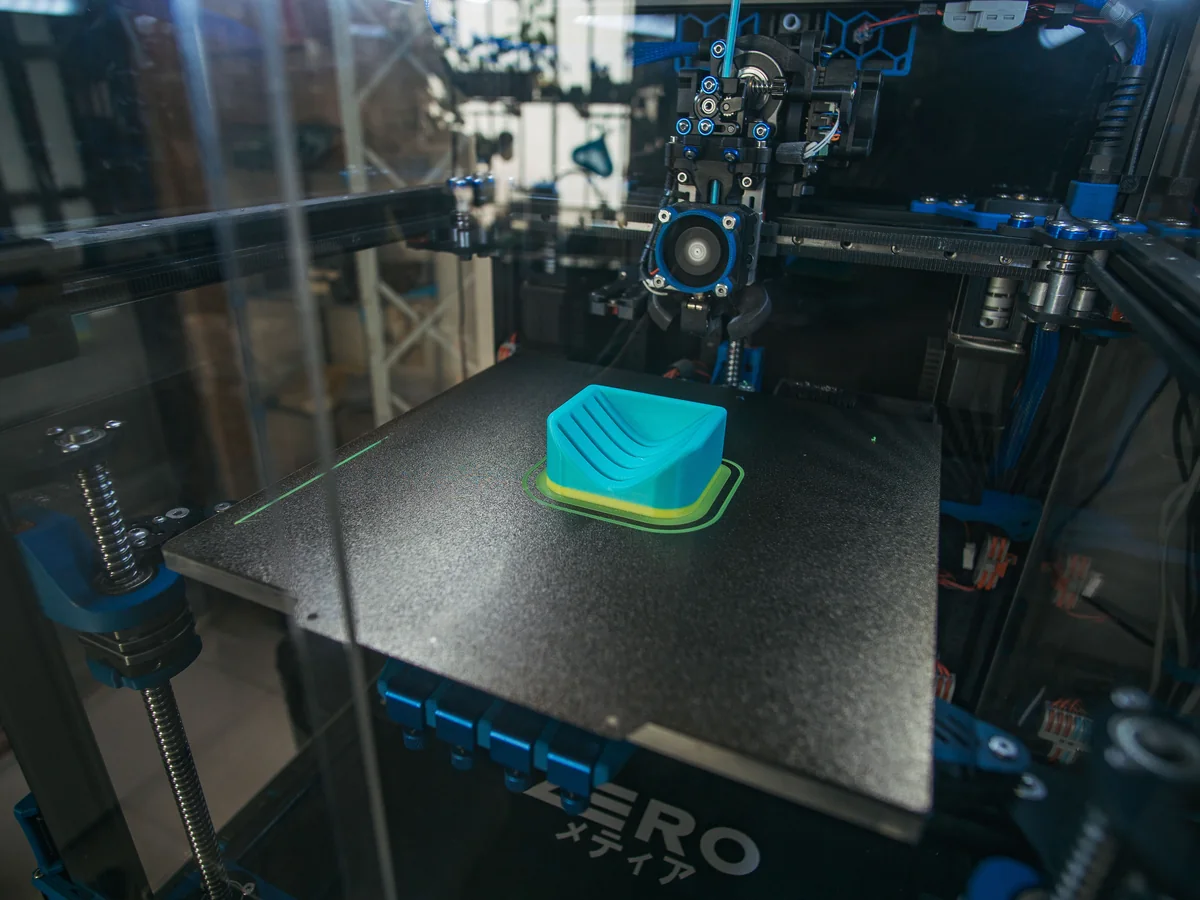 Cabezal de impresión 3D trabajando sobre una pieza