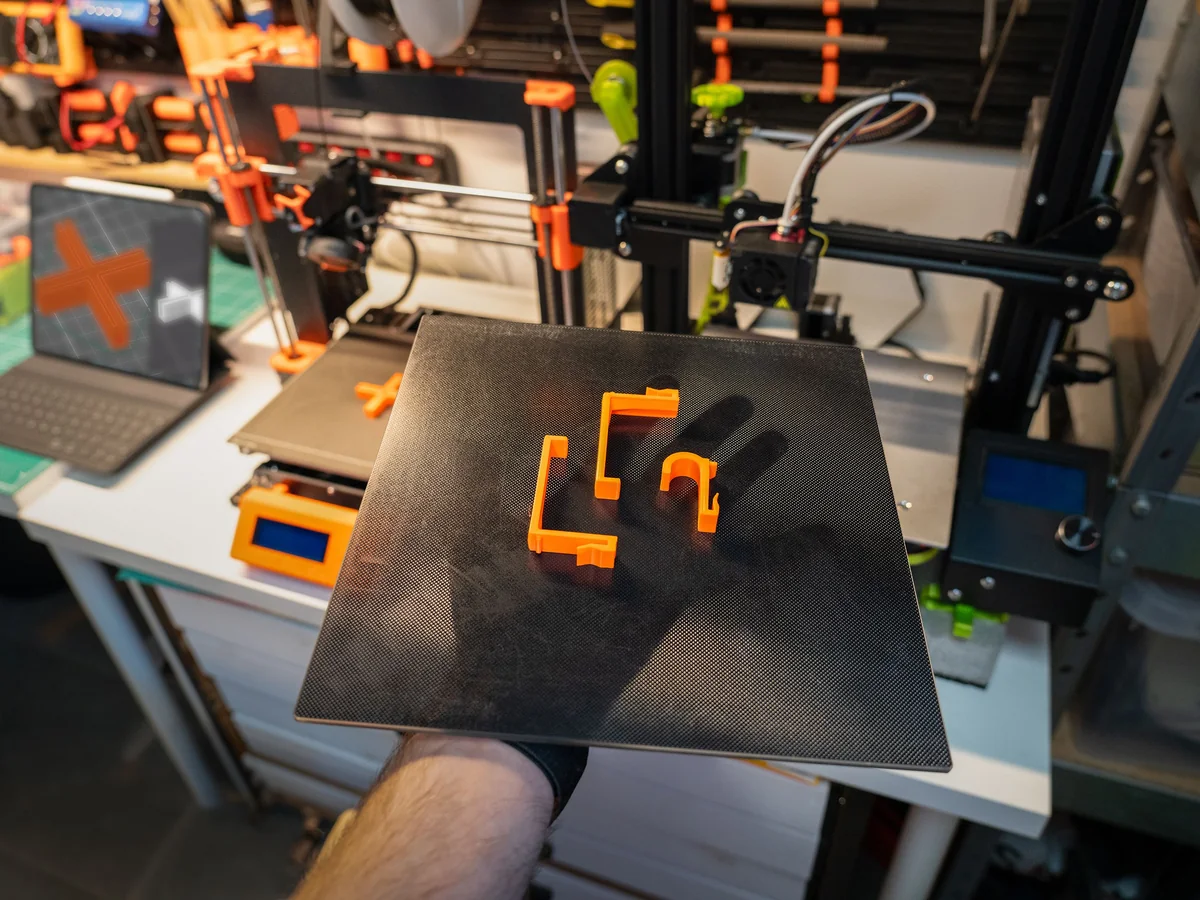 Selección de piezas impresas en 3D en un taller